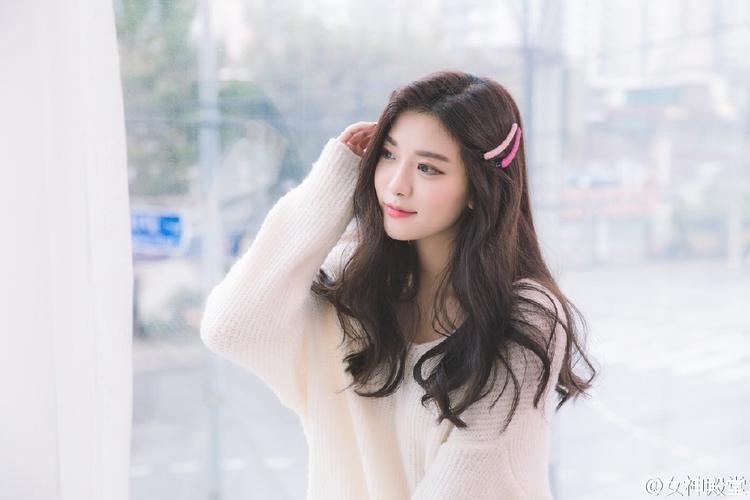 武汉渡江节：两千余名中外“泳士”搏浪长江